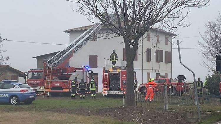 Modena, ultraleggero si schianta contro tetto di una casa