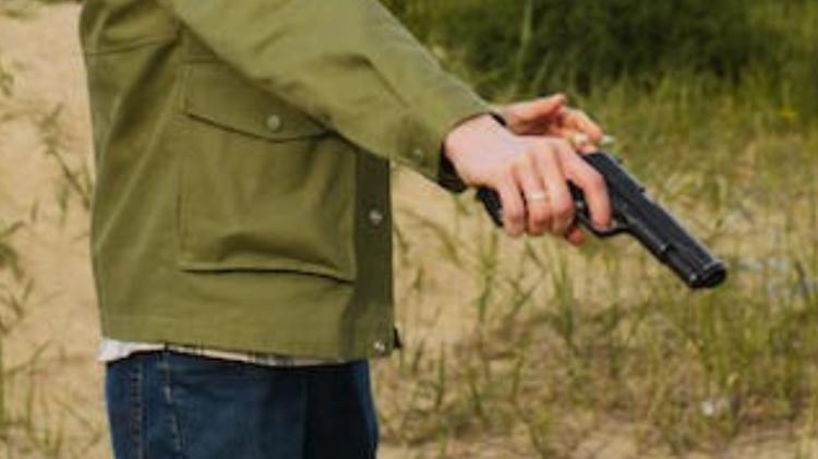 Parte un colpo dalla pistola mentre la pulisce, gravissimo un 62enne
