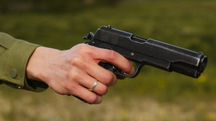 Si spaccia per carabiniere e punta la pistola contro il padrone di casa, è caccia