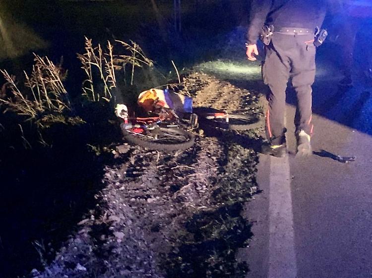 Ciclista travolto da un'auto, morto sul colpo
