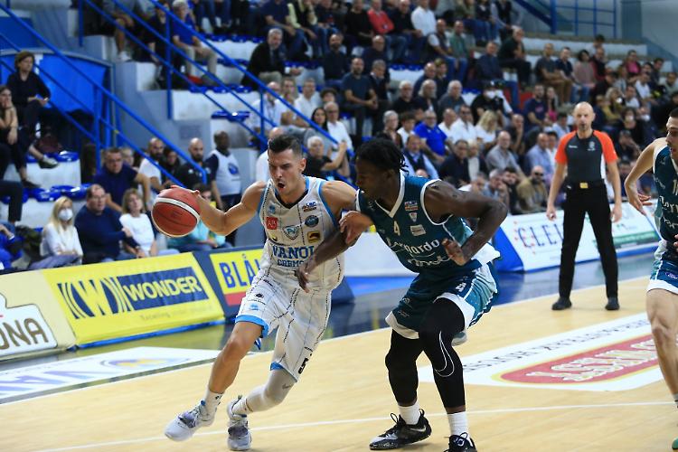 Basket. Vanoli, non c'è due senza tre e anche Cantù va ko (65-54)