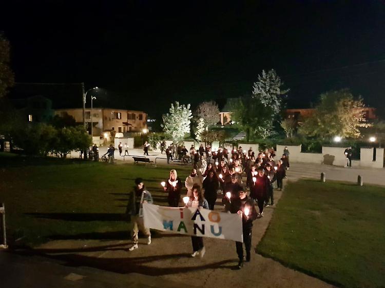 Veglia funebre in ricordo di Emanuele Maccagni, 16enne morto in un incidente stradale 