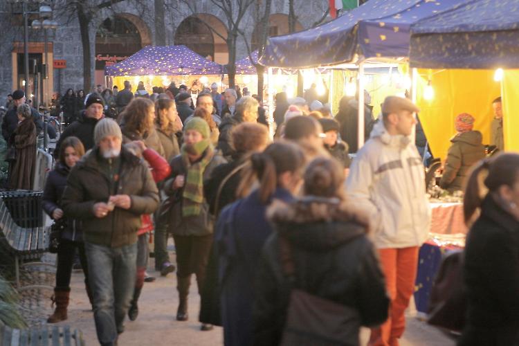 Villaggio di Natale con mercatino per grandi e piccoli