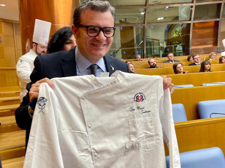 Gian Marco Centinaio riceve l’iscrizione all'Albo d’Oro della Federazione Italiana Cuochi