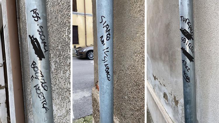 Scritte minacciose contro le istituzioni sui pali dei cartelli stradali