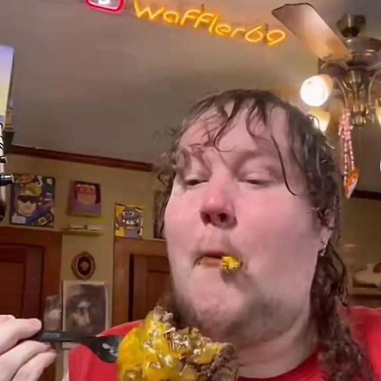 Tiktoker muore a 33 anni, mangiava cibo spazzatura e scaduto