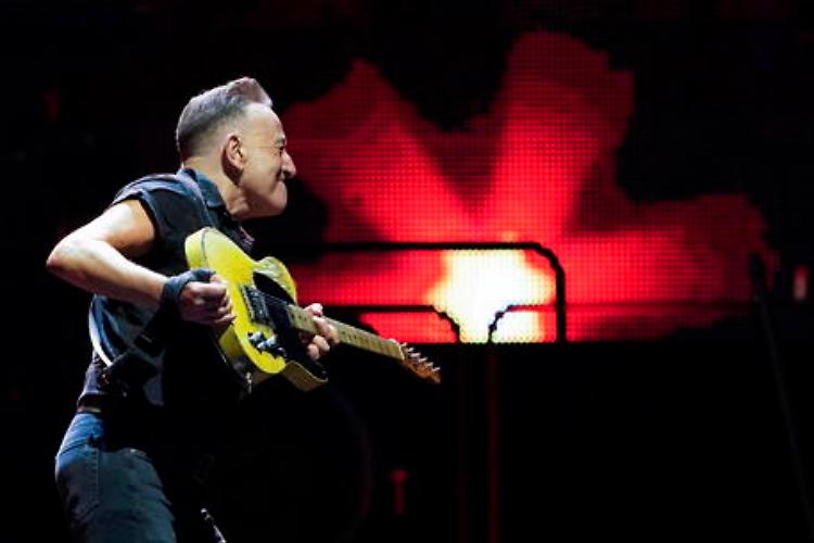 Sui social è alta la polemica, 'fermate il live di Springsteen'