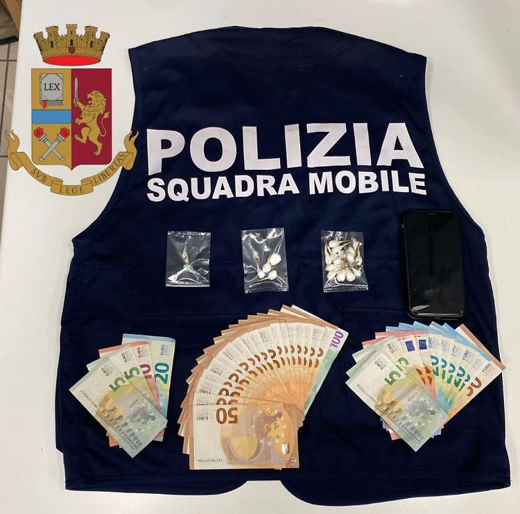 Spacciava cocaina in auto col figlio 11enne, padre egiziano ai domiciliari