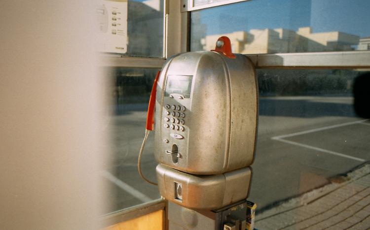 Addio alle ultime cabine telefoniche