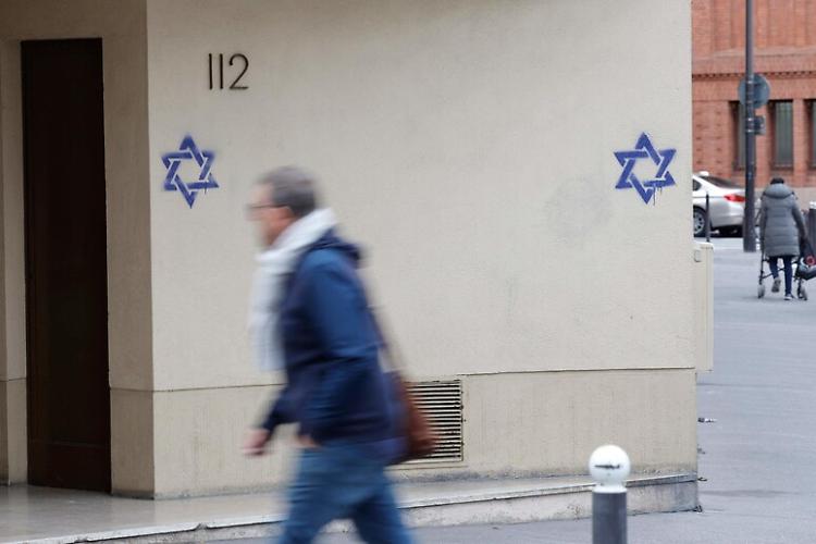 Stelle di David dipinte su abitazioni e negozi a Parigi 