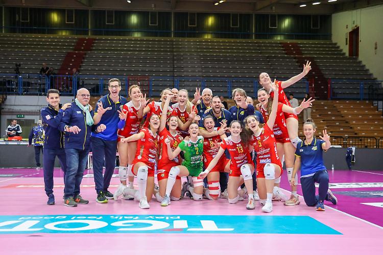 Volley. CremonaUfficio: la salvezza sotto l'albero