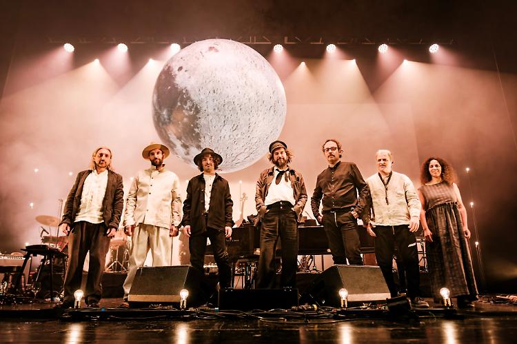 Vinicio Capossela con il nuovo album "Tredici Canzoni Urgenti"