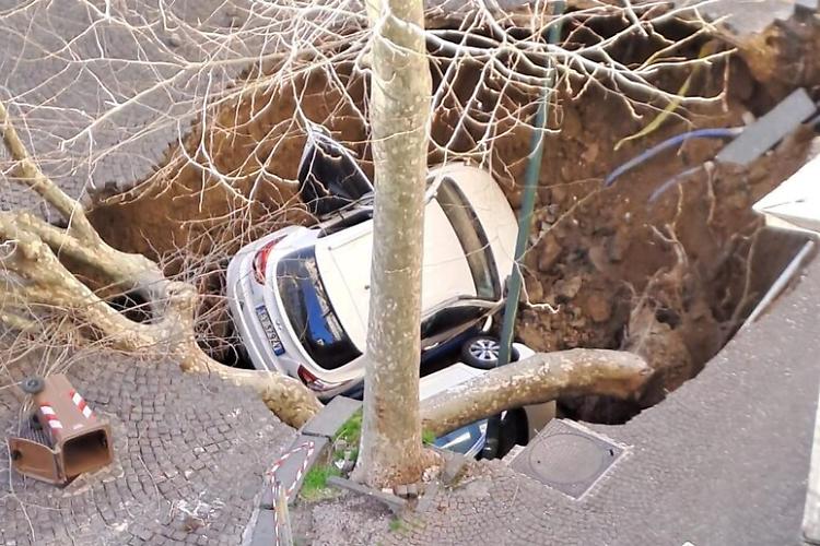 Paura a Napoli, voragine in strada inghiotte due vetture