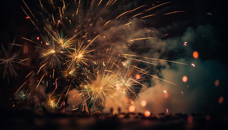 Tradizionali fuochi d'artificio sul fiume Po