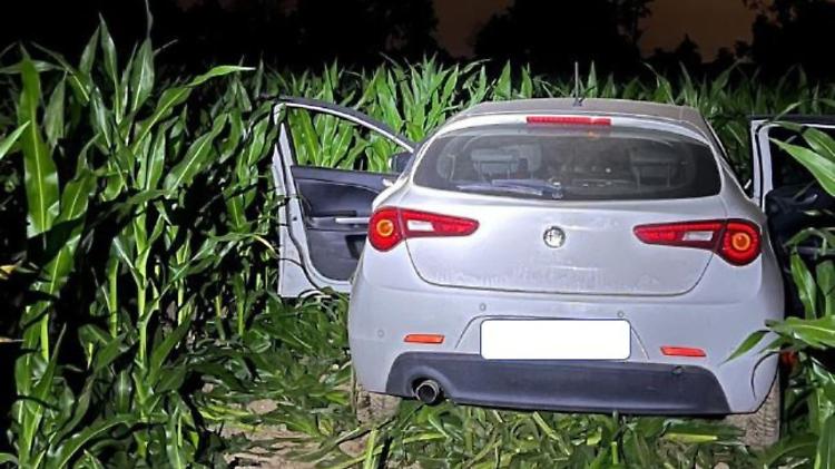 Furto sventato e inseguimento folle, i malviventi scappano nelle campagne