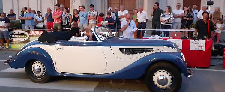 Auto storiche, e il circuito sono le vie del paese