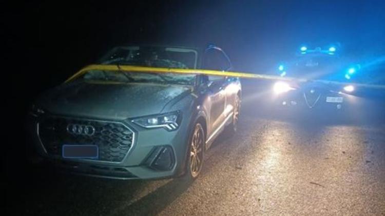 Droga in macchina: fugge dai carabinieri e si schianta, poi scappa nei campi