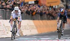 Pogacar cade e trionfa, sua per la prima volta la Milano-Sanremo