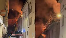 Paura nella notte, fiamme in un condominio del centro