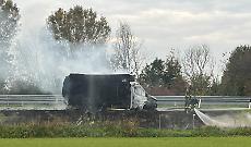 Furgone in fiamme lungo l'A21: traffico in tilt