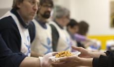 Troppi in fila per il cibo: «Le imprese si attivino»