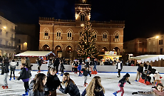 Torna la pista di pattinaggio in piazza Garibaldi per le feste natalizie