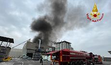 Incendio alla Magic Pack, le fiamme non sono ancora domate: intervento complesso dei VdF