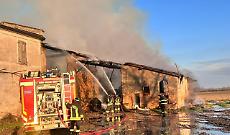 Incendio devasta un cascinale