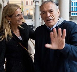 Pd: pioggia e vento non fermano Cottarelli e Malpezzi,  giro sul Torrazzo