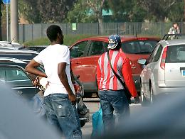 Ospedale, al parcheggio comandano gli abusivi