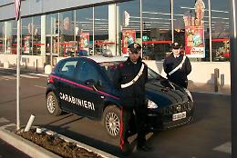 Rubano cosmetici e picchiano
il vigilante