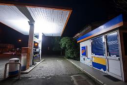 Pistola in pugno e violenza, rapina all'Ip di via Zaist