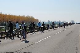 Ciclisti in protesta sul ponte Verdi