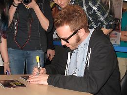 Il rapper Salmo firma autografi