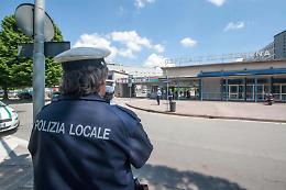 Vigili al parcheggio dell'ospedale, blitz tra parcheggiatori e ambulanti abusivi