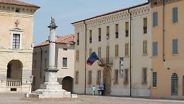 Due gomme bucate all'assessore