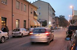 Tenta di rubare un auto, aggredisce proprietario e ferisce un poliziotto