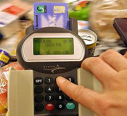 Bancomat al supermarket: troppo facile dare sbirciatine