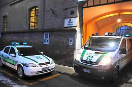 Trova una collana e la porta alla polizia locale