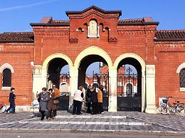 Cimitero devastato alla vigilia del giorno dei morti