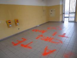 Vandalo 'romantico' imbratta il pavimento della stazione