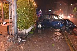 Altra auto 'impazzita', schianto sulla 343