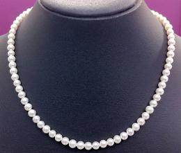 Trova collana di perle
e la consegna ai vigili