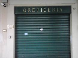 Quattro ladri in gioielleria: orologi rubati con l'inganno