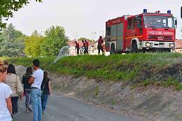 Piumini dei pioppi in fiamme, rogo doloso al Lido Po