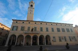 Danneggia la vetrata del Comune, denunciato
