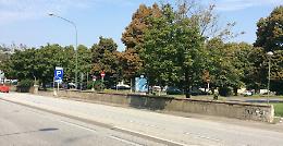 Aggredita al parcheggio, una 36enne: 'Buttata gi&ugrave; dall'auto'