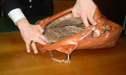 Fanno la spesa con le borse schermate