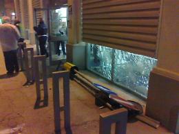 I 'black bloc' entrano nella caserma della polizia locale e lanciano una bomba carta