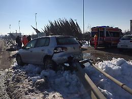 Scontro fra due auto sull'Asolana, una finisce sopra il guard rail 